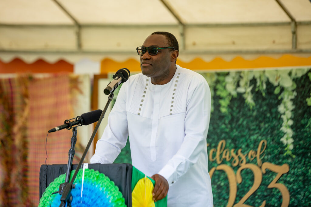Patrick "Magic" MBOMA, qui a prononcé une allocution d'encouragement et de détermination à l'intention des étudiants - AISB promotion 2023